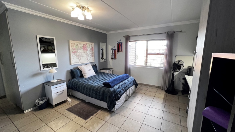 4 Bedroom Property for Sale in Langenhovenpark Free State